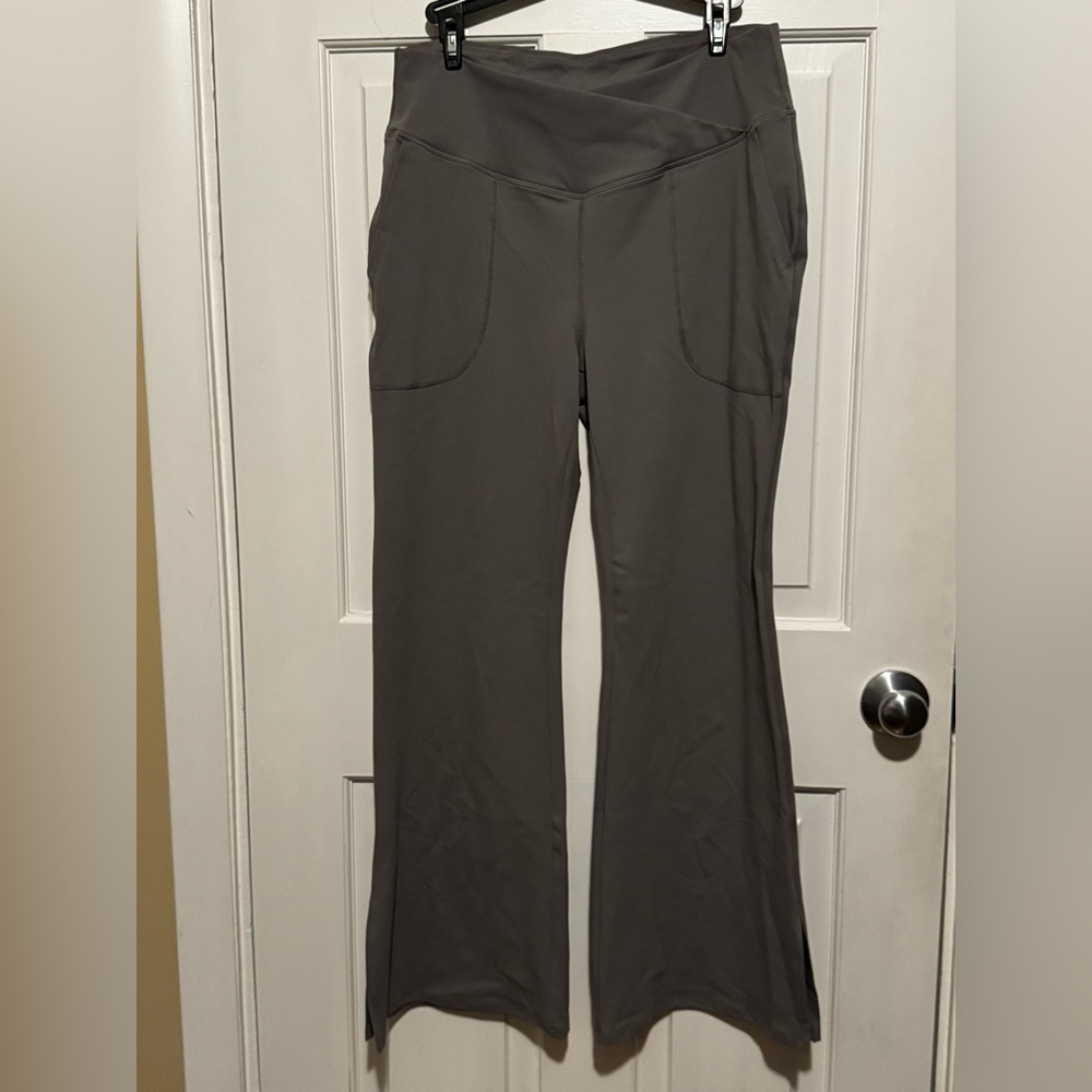 HALARA Crossover Pocket Hem Full Length Flare Leggings-Smile